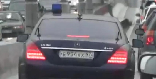 Водитель министра разгонял пробку угрозами "выстрелить в голову"