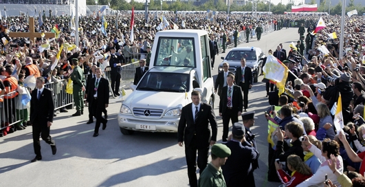 Папа Римский пересядет на новый "папамобиль" Mercedes
