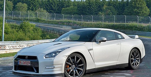 Шеф АвтоВАЗ рассекает на Nissan GT-R?
