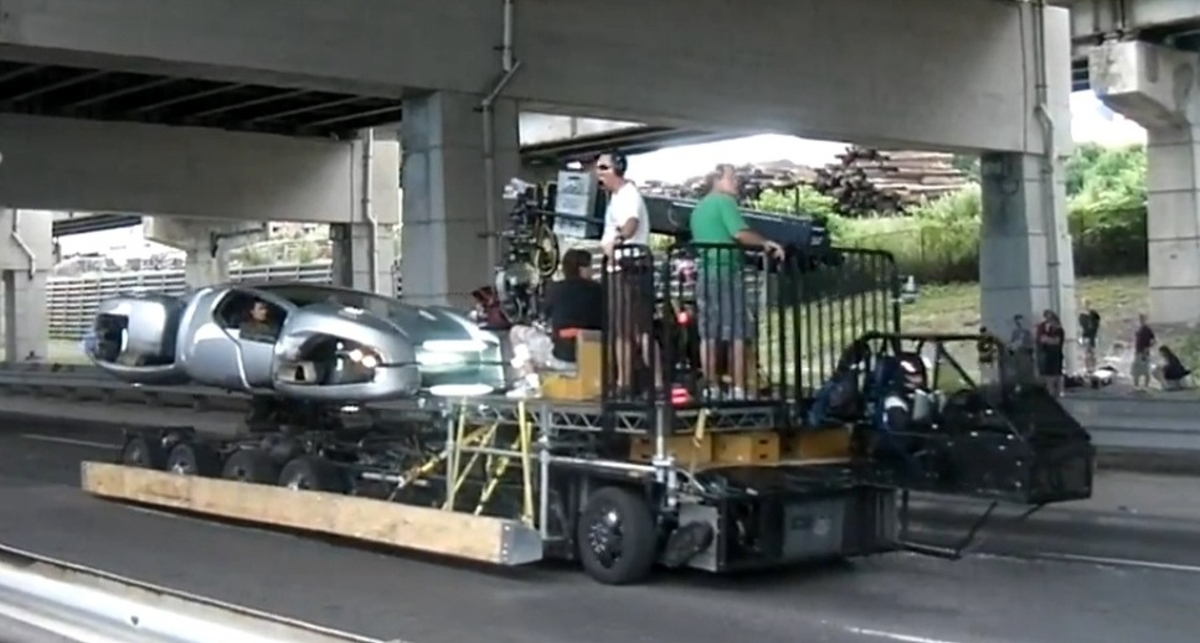 Колин Фаррелл сел за руль летающего Chrysler (видео)