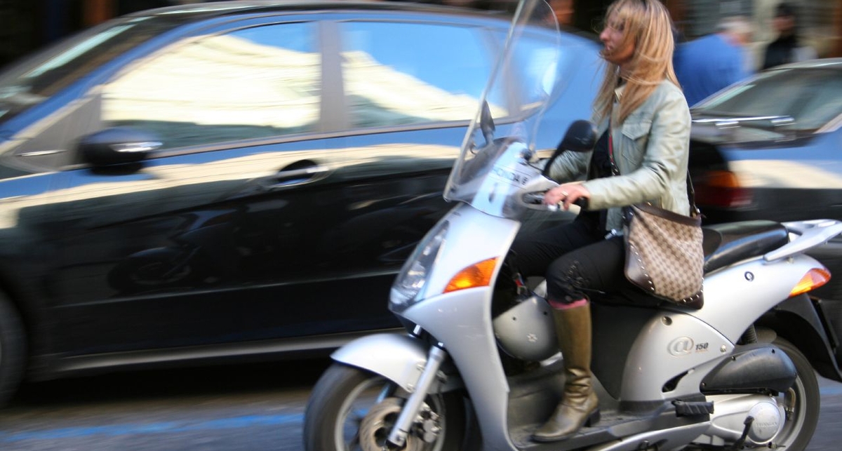 ГАИ начинает охоту на скутеристов без шлемов