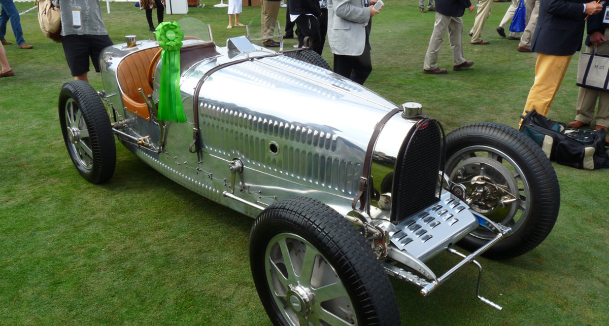Классические Bugatti продали на аукционе