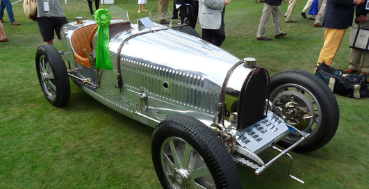 Классические Bugatti продали на аукционе