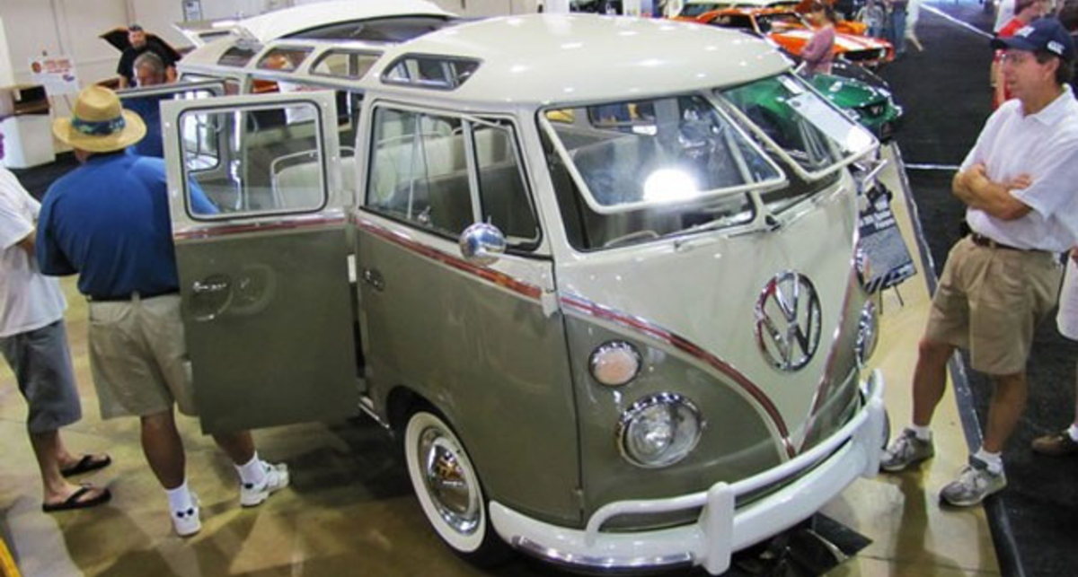 Старенький микроавтобус Volkswagen продали за $217,8 тыс.