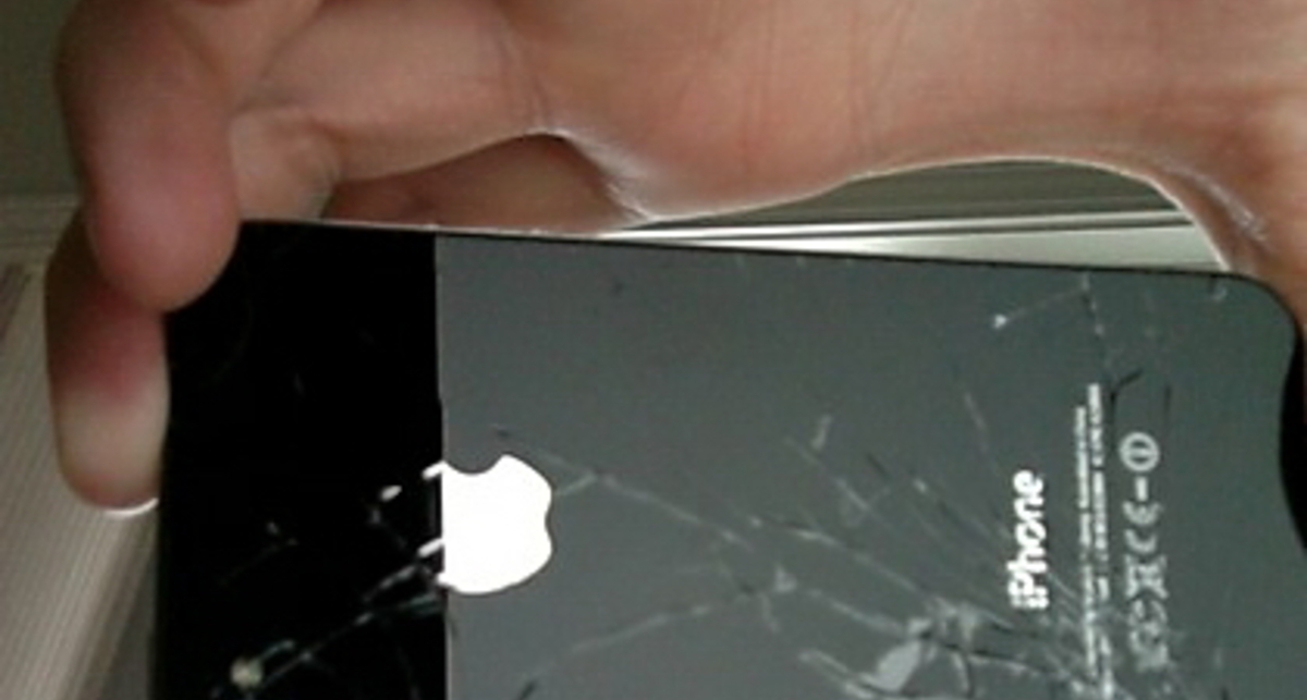 Пользователи в шоке: на Apple iPhone 4 появляются трещины