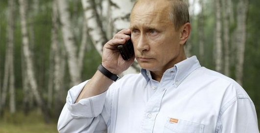 Путину подарили "российский iPhone 4" и 90-нм чип