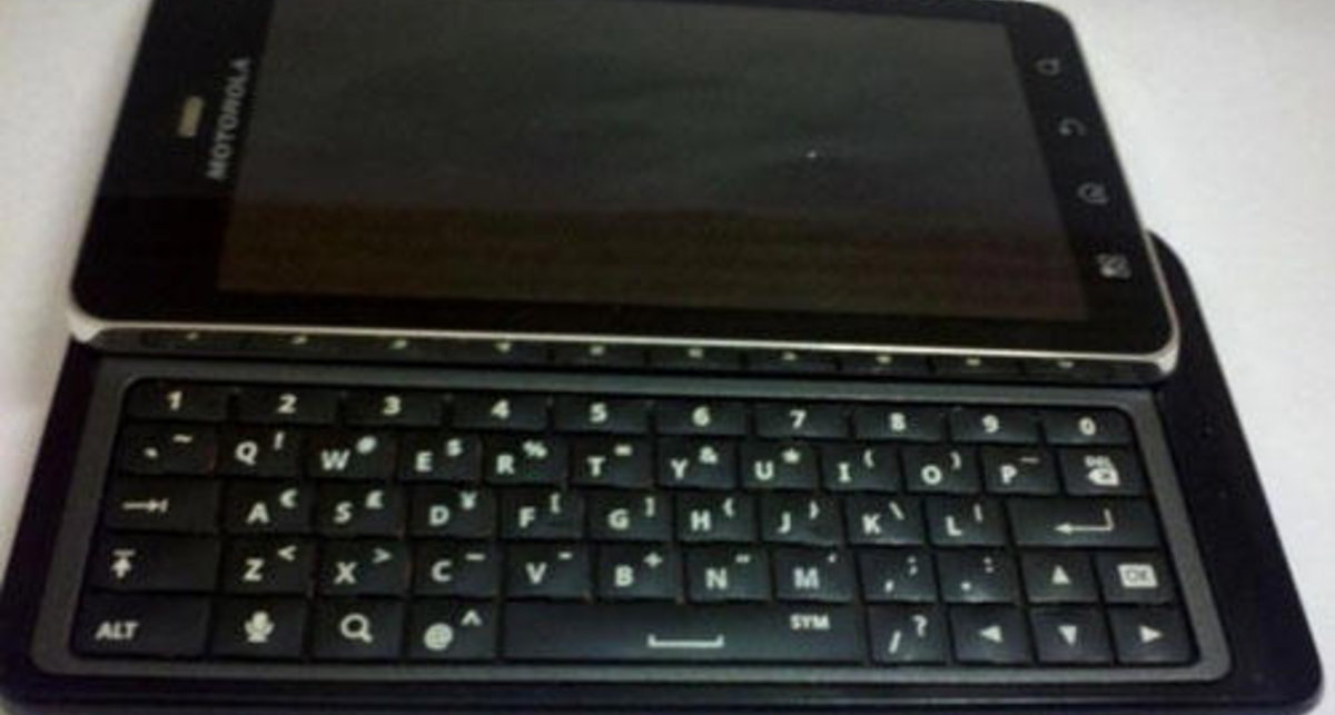 На первых фотографиях Motorola Droid 3 с новой клавиатурой