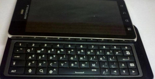 На первых фотографиях Motorola Droid 3 с новой клавиатурой