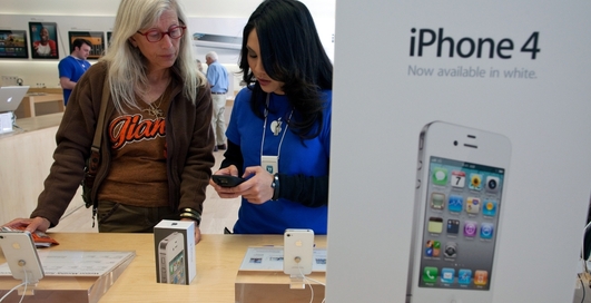 iPhone 4 теперь  официально доступен в Украине