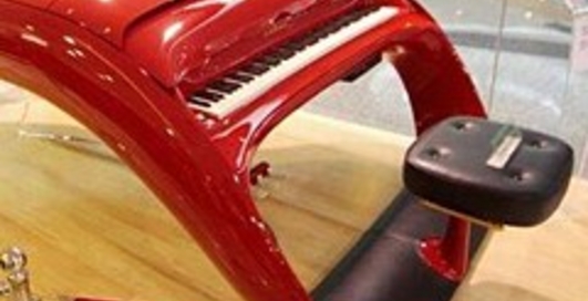 Создан модный синтезатор в стиле Ferrari