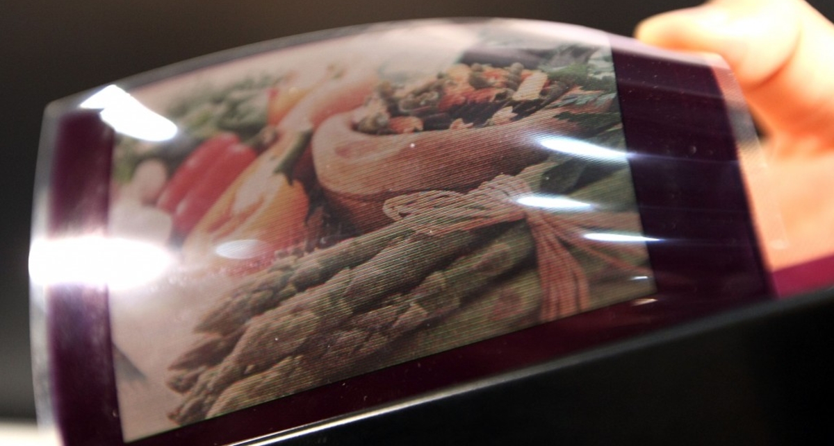 Японцы представили гибкий дисплей