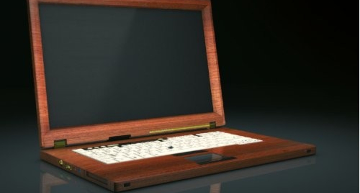 Деревянный ноутбук украшают бриллианты