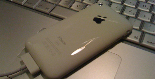 Apple  пыталась наказать продавца белых iPhone