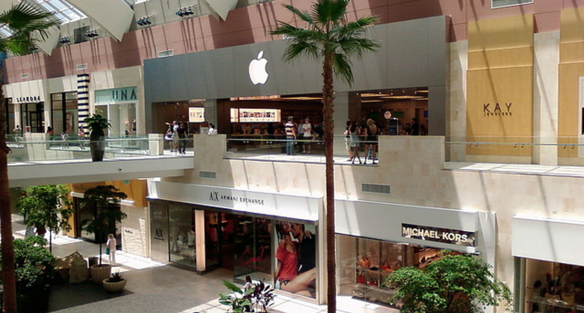 Apple бесплатно заменит нижние панели для MacBook