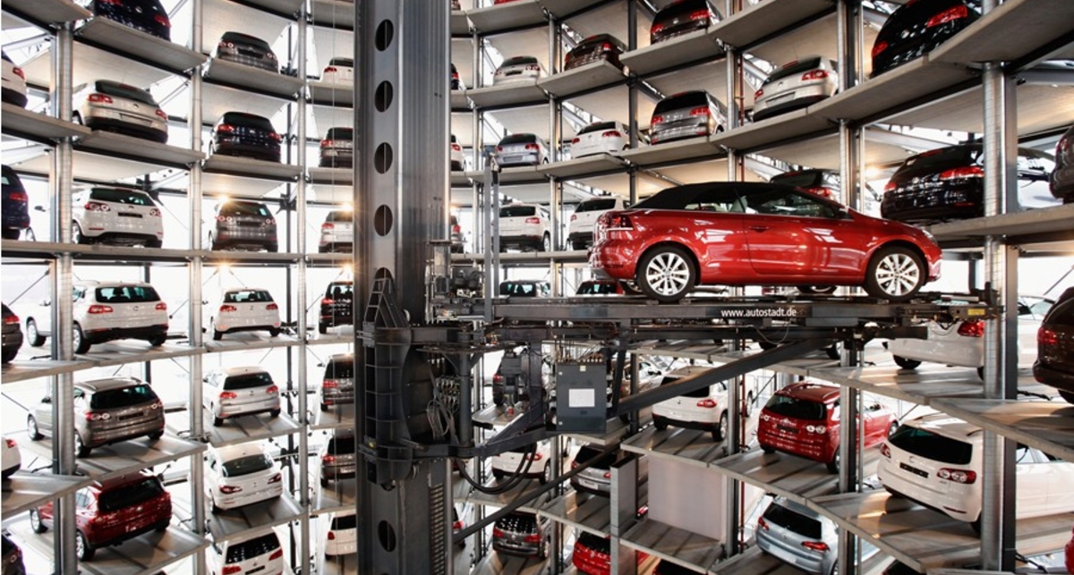 Гараж на 5 тыс. машин и 32 человека в Skoda Octaviа