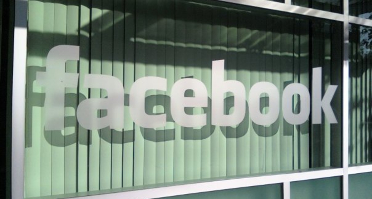 Администрация Facebook занялась удалением оскорблений королевы Елизаветы Второй
