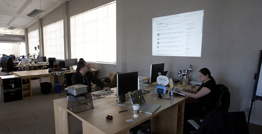 Уанет страдает от людей в масках