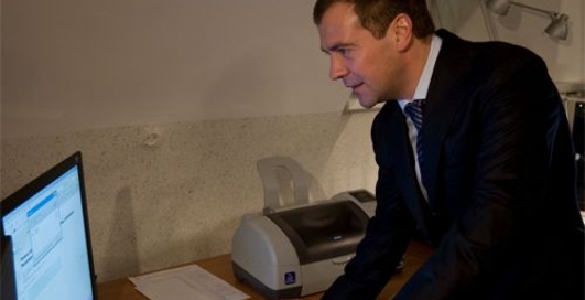 Медведев пригрозил уволить чиновников, не знакомых с Интернетом