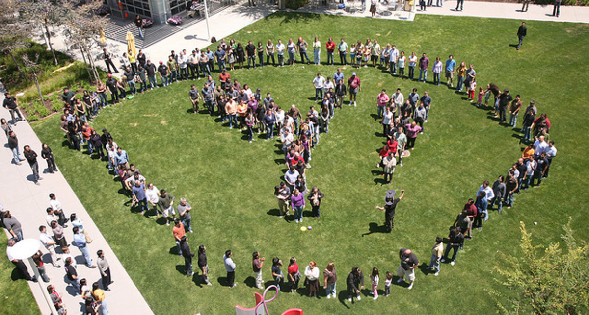 Yahoo обзаведется Facebook-социальностью