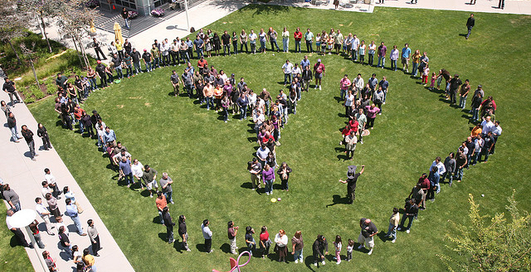 Yahoo обзаведется Facebook-социальностью