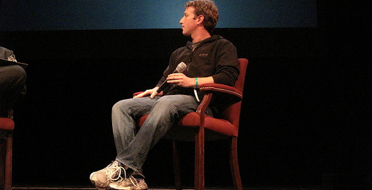 Журнал Esquire назвал Марка Цукерберга одной из самых небрежно одевающихся знаменитостей