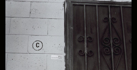 В 2010 году правообладатели обвинили в пиратстве около 100 тысяч пользователей