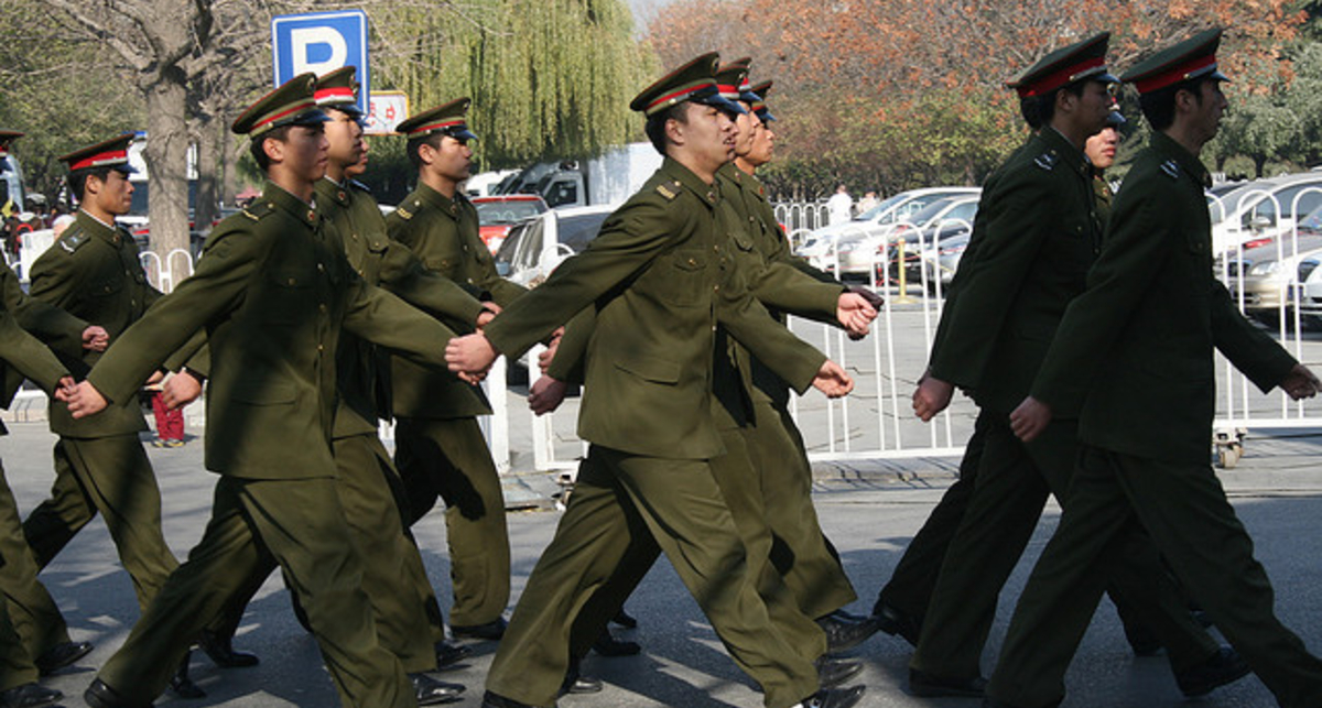 Китайским военным запретили социальные сети