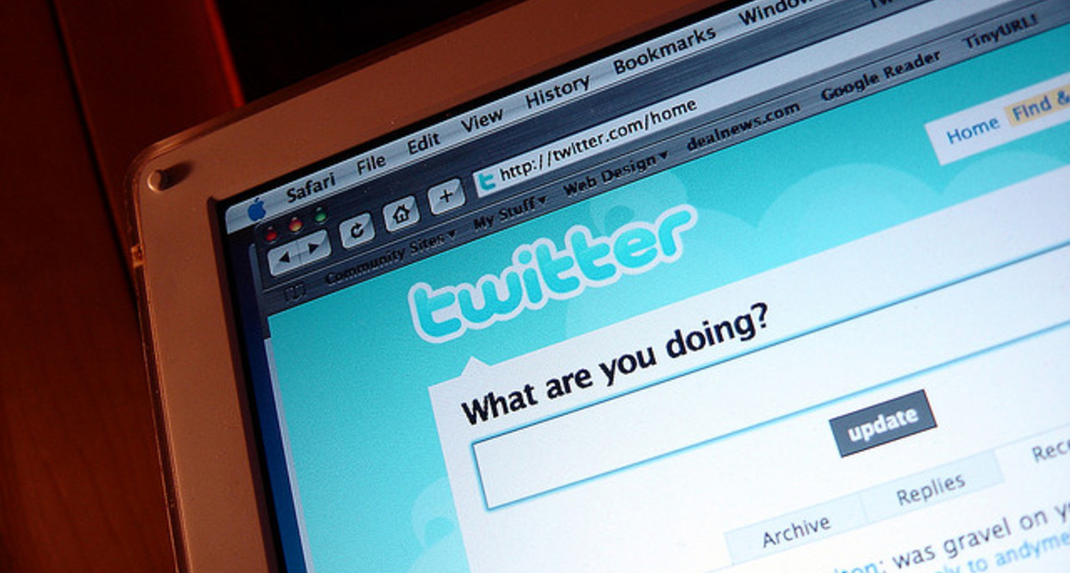 Сообщения из Twitter  можно транслировать в Facebook