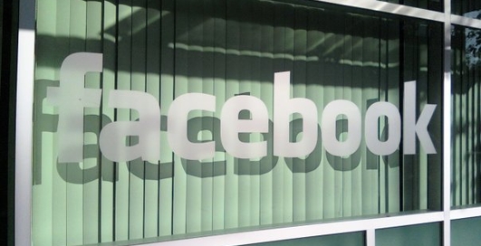 Владельцам смартфонов BlackBerry доступен мессенджер Facebook