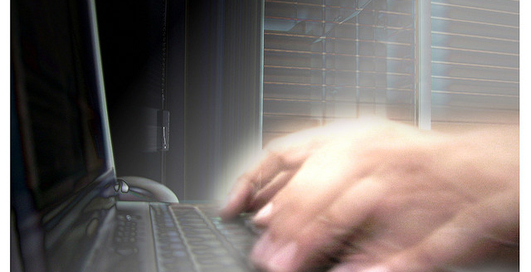 Операционную систему iOS 4.2.1 компании Apple оперативно взломали