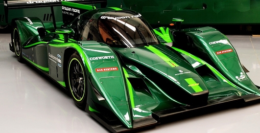 Спидометр зашкаливает: 320 км/час на электрокаре!