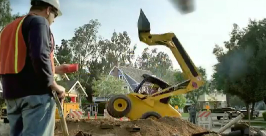 Забавная реклама страховых компаний: опасные шутки (видео)