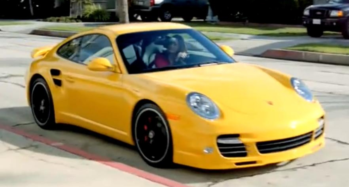 Porsche стал школьным автобусом (видео)