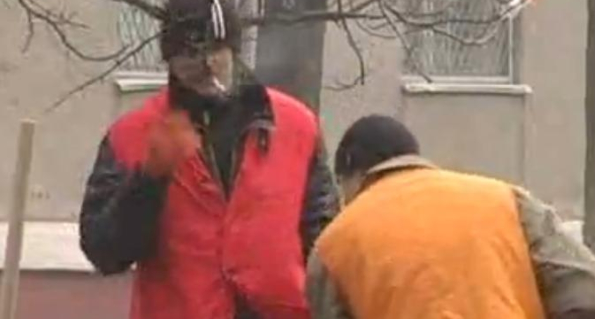 Водители оплачивают штрафы лопатами (видео)