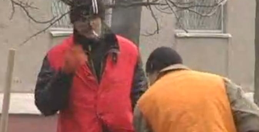 Водители оплачивают штрафы лопатами (видео)