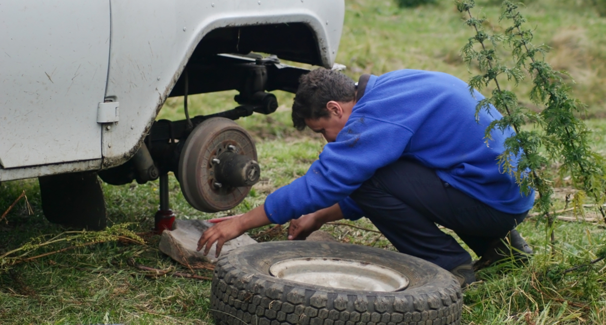 Как поменять колесо на машине: пошаговая инструкция