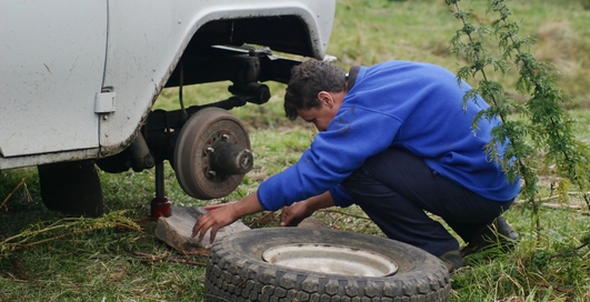 Как поменять колесо на машине: пошаговая инструкция