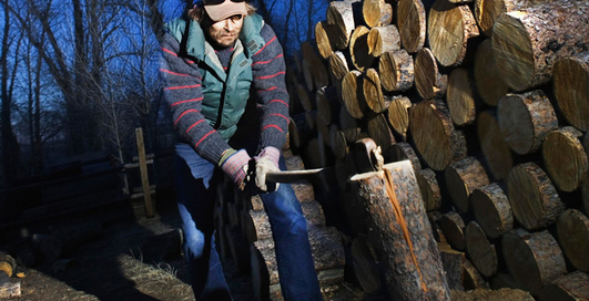 Как колоть дрова: быстро и без травм (видео)