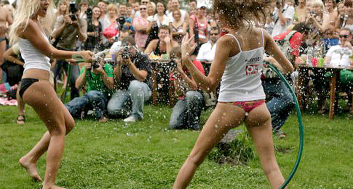 Дарвин Light: Обливание водой и падение с мотоцикла (видео)