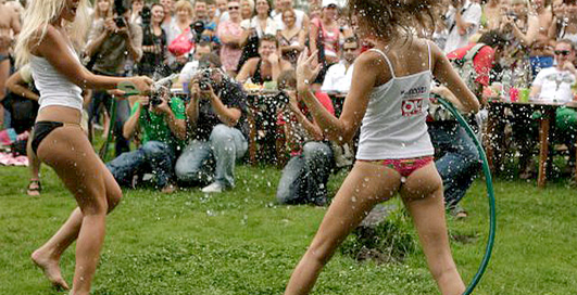 Дарвин Light: Обливание водой и падение с мотоцикла (видео)