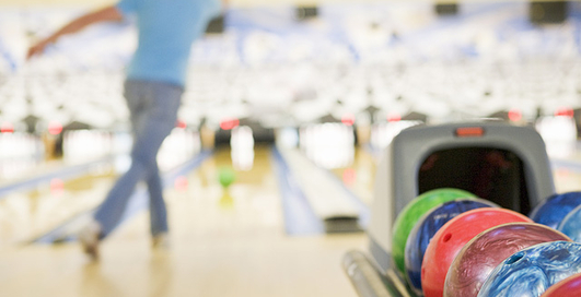 Как выбить "страйк" в боулинге: раскрываем секрет (видео)