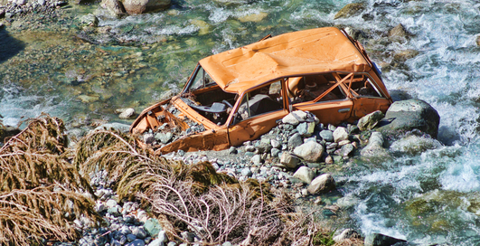 Как выбраться из тонущего автомобиля