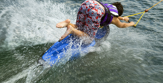 Дарвин Light: купание в фонтане и неудачные прыжки (видео)