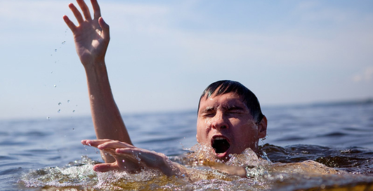 Как спасти утопающего: знай и умей