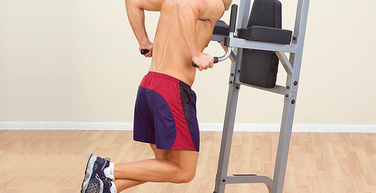 Как правильно выполнять отжимания на брусьях