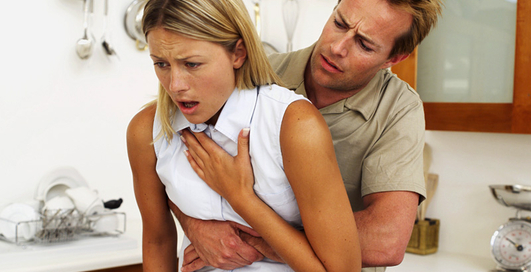 Спасаем жизни: как правильно сделать прием Геймлиха (видео)