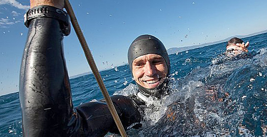 Дайвер Гийом Нери нырнул на 202 метра без акваланга (видео)