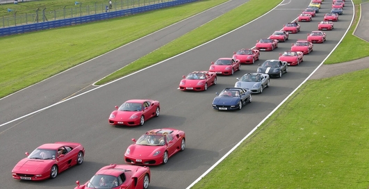 1 тыс. суперкаров Ferrari выедет на парад в Сильверстоуне (фото)