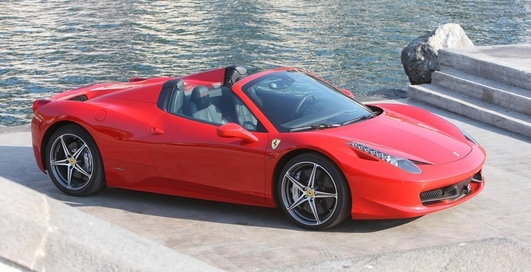 Птицы "положили глаз" на красные машины