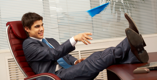 Полетели: как сделать бумажный самолетик (видео)